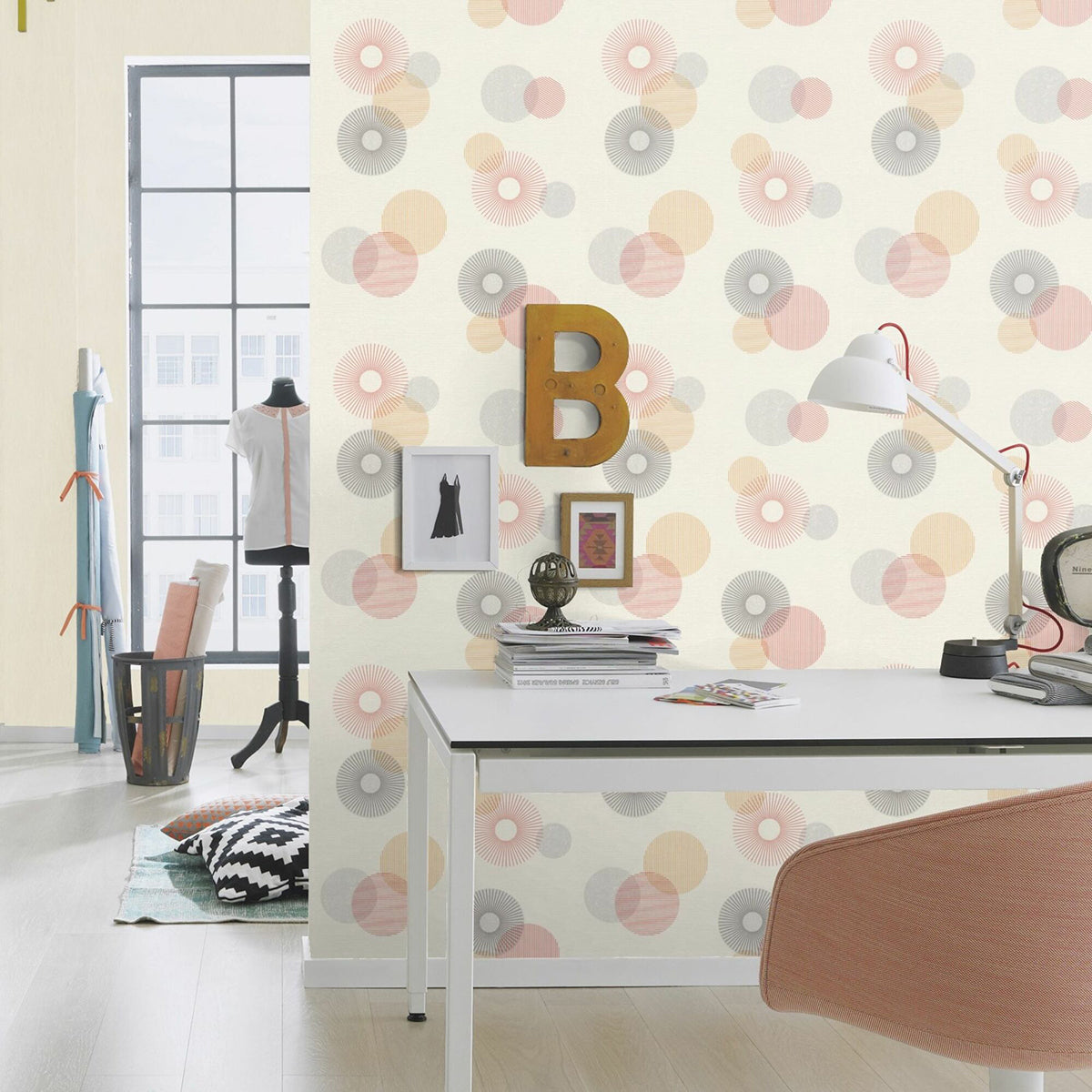 ТАПЕТ НАСТРОЕНИЕ ЦВЕТНИ КРЪГОВЕ БЯЛО